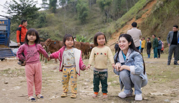 Nàng á hậu xứ Thanh vẫn đẹp rạng ngời dù cho chỉ mặc giản dị khi đi chăn bò