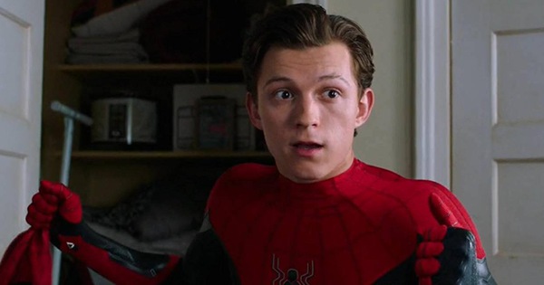 Người Nhện Tom Holland hồn nhiên khoe thói “ăn cắp” đạo cụ ở Marvel, ông chú Người Sắt cũng bị “móc” sạch!