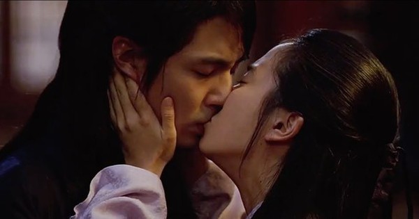 3 tài tử liên quan đến Song Hye Kyo đều bắt đầu sự nghiệp từ một bộ phim 18+