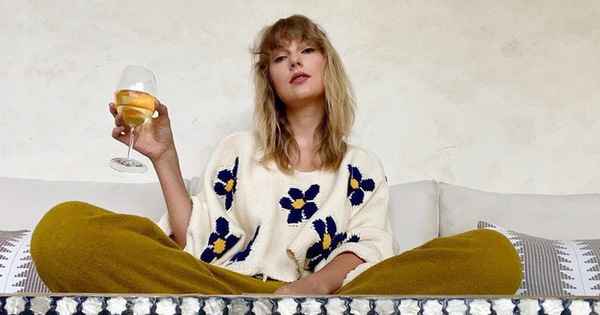 Dân tình căng mắt soi bức ảnh mới của Taylor Swift, chiếc cốc hé lộ mối quan hệ tình cảm hiện tại của 