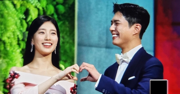 Ơn giời Park Bo Gum không còn tránh Suzy như “tránh tà” ở Baeksang nữa rồi, còn tình tứ công khai nữa