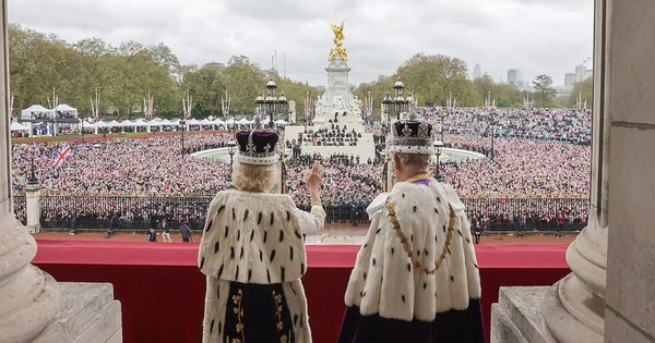 Chùm ảnh hậu trường hiếm hoi của Vua Charles và Vương hậu Camilla trên ban công Cung điện Buckingham hé lộ những góc nhìn chưa từng thấy