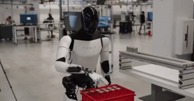Elon Musk tung loạt clip của robot Optimus, có thể khiến các công nhân... lo "sốt vó"