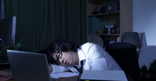 Nhân viên văn phòng đột tử sau 18 ngày làm thêm giờ liên tục