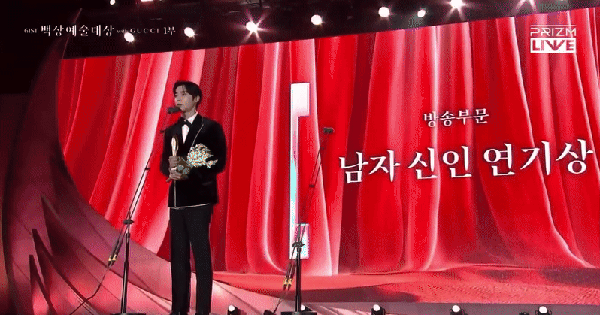 Bắt gọn Lim Ji Yeon đơ người, gượng gạo khi bạn thân thắng Baeksang, chuyện gì xảy ra đến mức này?