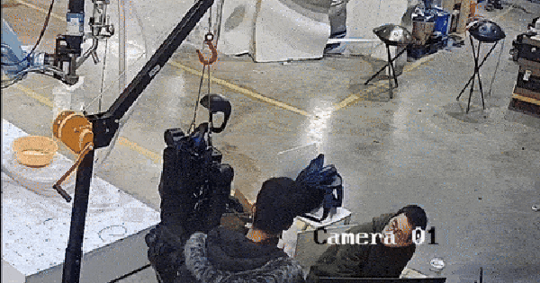 Video robot Trung Quốc bất ngờ nổi điên, "đấm đá túi bụi" chủ nhân: Người xem nghĩ về kịch bản đáng sợ