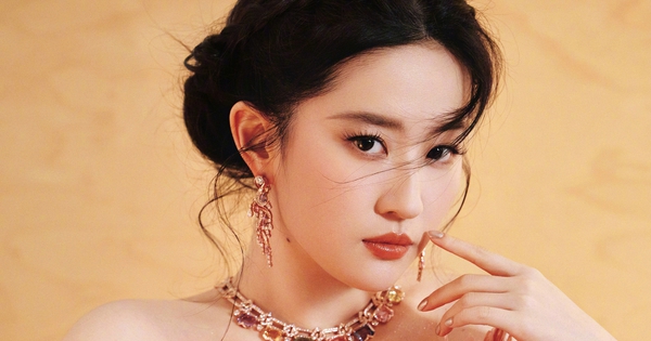 Lưu Diệc Phi lộ nhân cách thật khi bị người khác vạch trần thói phông bạt ngay trên sóng trực tiếp