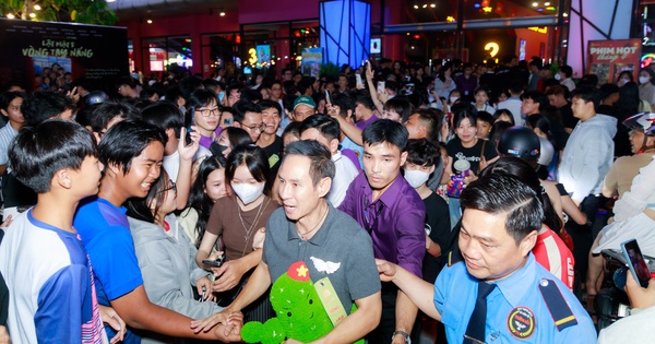 Lý Hải - Minh Hà bị hàng nghìn người bao vây, náo loạn cả một khu phố