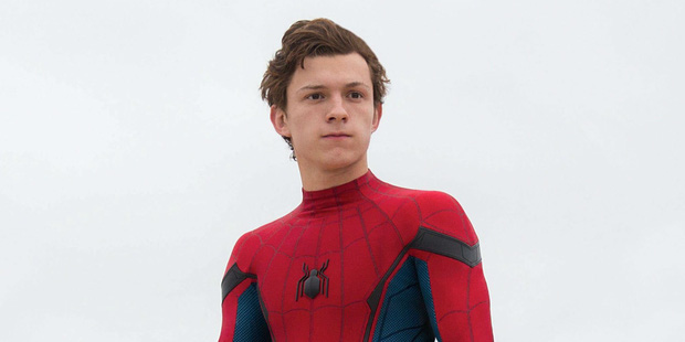 Người Nhện Tom Holland hồn nhiên khoe thói “ăn cắp” đạo cụ ở Marvel