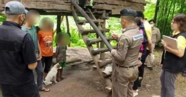 Cậu bé bị mẹ bỏ mặc phải sống với chó, giao tiếp bằng cách sủa