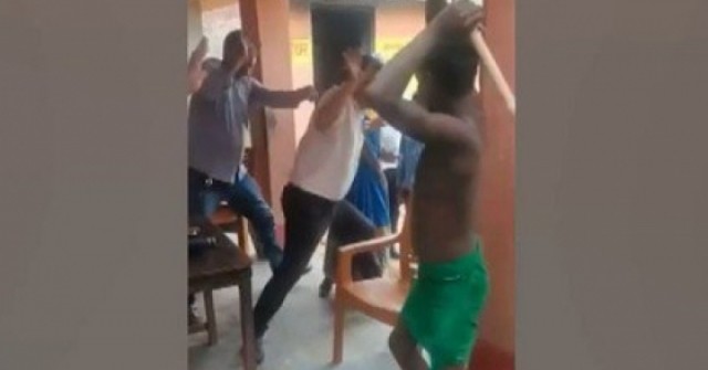 Con bị mắng vì không làm bài tập, cha mẹ vác gậy đánh giáo viên