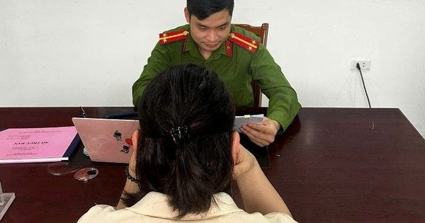 Mãi không rút được 2,1 tỷ đồng trong tài khoản, người phụ nữ báo công an