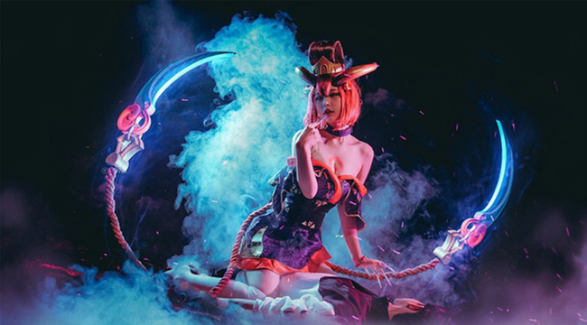 LMHT: Mê mẩn với Cosplay Evelynn Huyết Nguyệt sắc sảo đầy mị lực