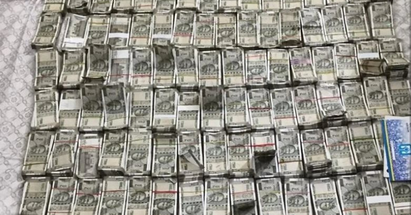 Đột kích nhà kỹ sư hạ tầng nông thôn lương 600.000 đồng/tháng sắp nghỉ hưu, tịch thu 44,8 tỷ tiền mặt chất đống như gạch, nghi phạm tung tiền qua cửa sổ để tẩu tán