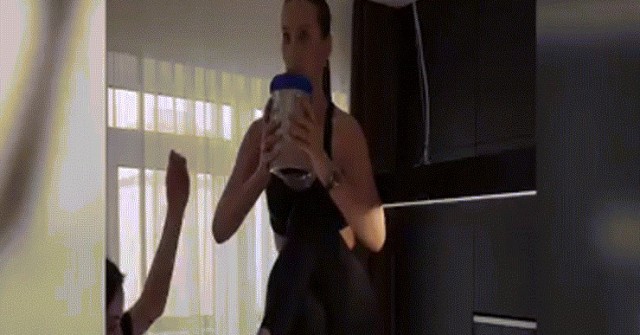 Gãy xương sống khi đu trend ngồi xổm một chân trên giày cao gót