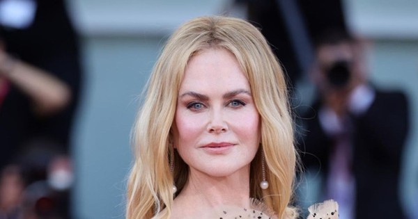 Vừa tới LHP Venice, Nicole Kidman nhận tin mẹ qua đời đột ngột