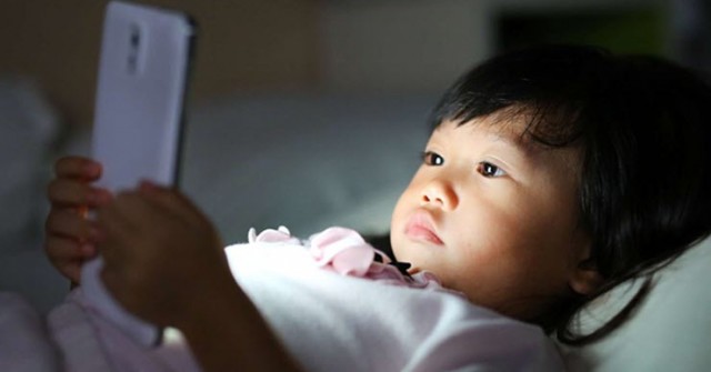 Trẻ em dưới 13 tuổi đã dùng smartphone? Cái giá phải trả sẽ rất đắt!