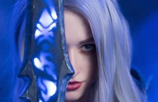 [Cosplay] Đốt mắt với Arthas phiên bản nữ “căng mọng”