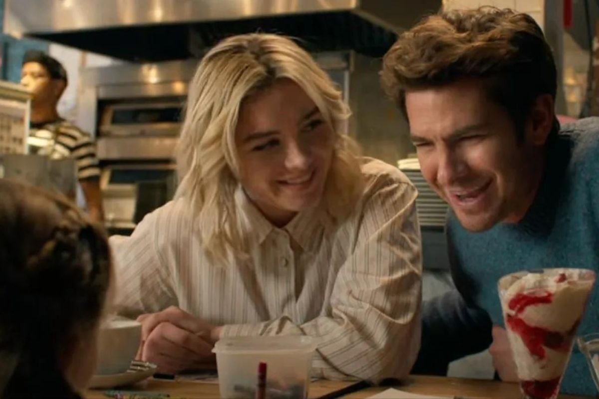 Bộ Đôi Andrew Garfield Và Florence Pugh Đóng Cảnh Thân Mật Quá Tình Khiến Nhà Quay Phim Phải Né Tránh