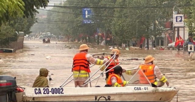 Người dân cưu mang nhau trong lũ