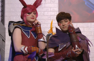 Đúng như đã hứa, Sneaky và Bang cosplay Xayah Rakan tới Allstars 2018