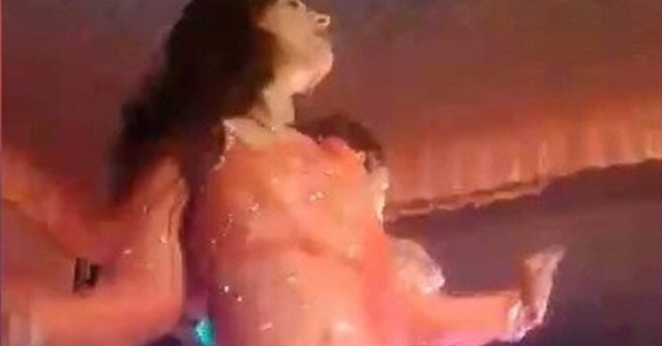 Đang biểu diễn trong đám cưới, nữ vũ công xinh đẹp bị bắn gục trên sân khấu