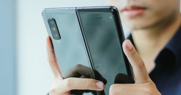 Giá 50 triệu đắt hơn cả iPhone 11 Pro Max, vì sao Galaxy Fold vẫn 