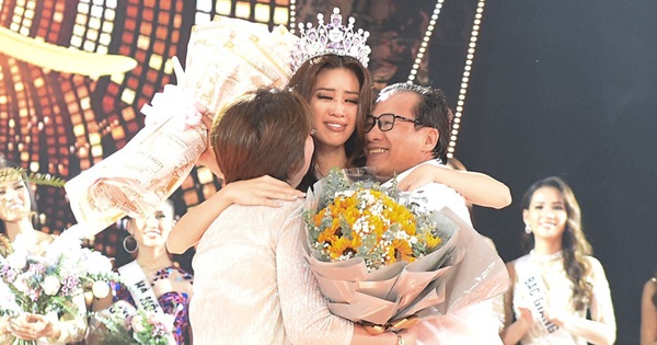 Khoảnh khắc xúc động khi đăng quang Tân Hoa hậu Hoàn vũ 2019: Khánh Vân bé nhỏ trong vòng tay của ba mẹ