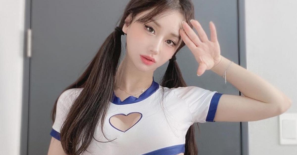Nữ streamer khiến ai cũng mê mệt bởi vẻ đẹp 'nóng rực'