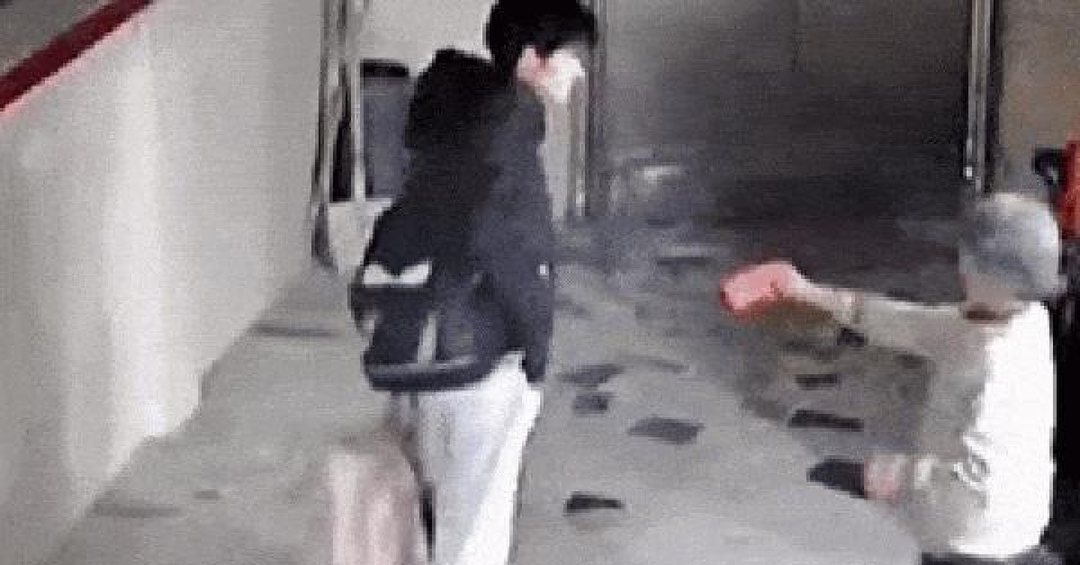 Tiễn cháu trai lên thành phố học, bà nhất quyết dúi vào tay cậu một thứ gây xúc động