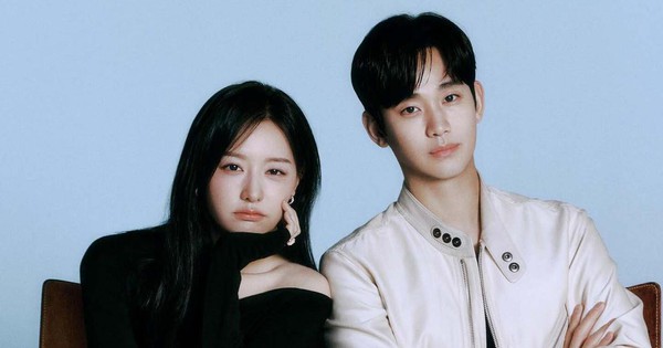 Camera tóm dính Kim Soo Hyun và Kim Ji Won tay trong tay ở trời Tây, nhà gái có hành động khiến netizen phát cuồng