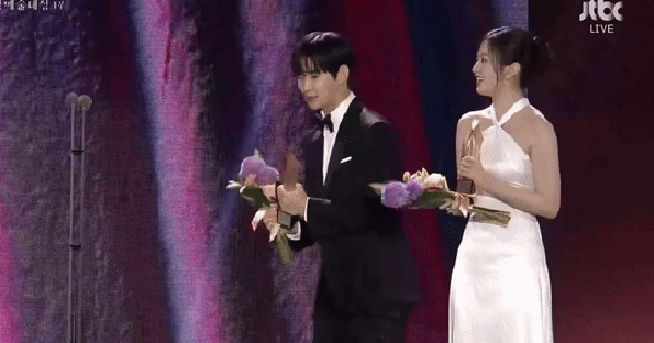 Biểu cảm đến tội của Kim Soo Hyun 1m8 khi bị mỹ nhân IVE kém 15 tuổi dìm chiều cao tại Baeksang