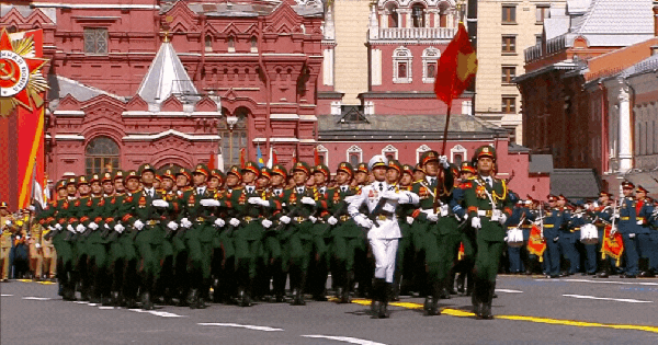 Toàn cảnh màn xuất hiện của đoàn Quân đội Nhân dân Việt Nam trong lễ duyệt binh Ngày Chiến thắng 9/5 tại Quảng trường Đỏ