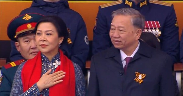 Tổng Bí thư Tô Lâm và phu nhân xúc động khi đoàn quân Việt Nam diễu binh qua Quảng trường Đỏ