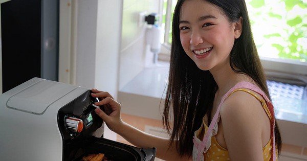 Tiết kiệm điện giữa nắng nóng, bạn nên chọn nấu nướng bằng bếp từ, nồi chiên không dầu, nồi nấu chậm, lò nướng hay lò vi sóng?