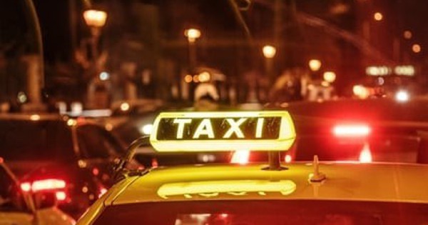 Tranh làn đường, gã trai ép hôn tài xế taxi để trả đũa, cảnh sát phải ra tay