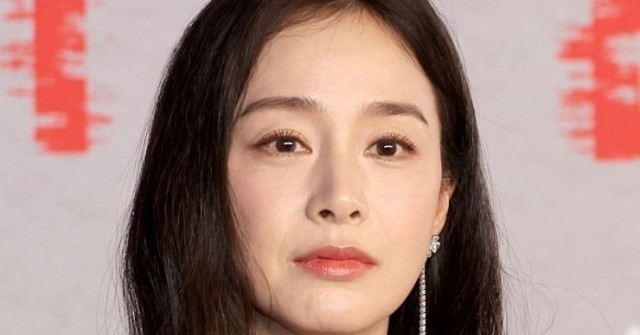 Kim Tae Hee không thoát được ống kính hung thần