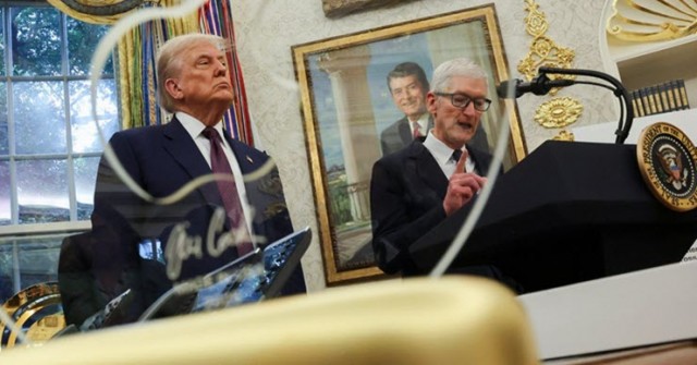 Apple "cầu hòa" với tổng thống Trump bằng kỷ niệm chương làm từ vàng 24K