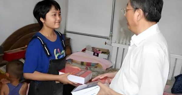 Thi ĐH với số điểm cao kỷ lục, nữ sinh được trường cấp 3 thưởng nóng 146 triệu đồng, 2 trường ĐH top đầu “tranh giành”: Khi đến nhà ai cũng phải lặng người