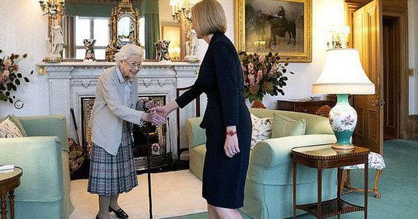 Bác sĩ chỉ ra dấu hiệu cái chết cận kề Nữ hoàng Elizabeth II