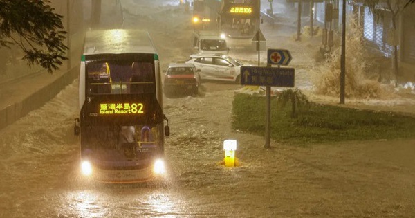 Hong Kong (Trung Quốc) tê liệt vì mưa lớn kỷ lục kể từ năm 1884