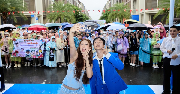 Hàng nghìn khán giả đội mưa chụp ảnh cùng Bùi Công Nam trong concert "Anh Trai Vượt Ngàn Chông Gai"