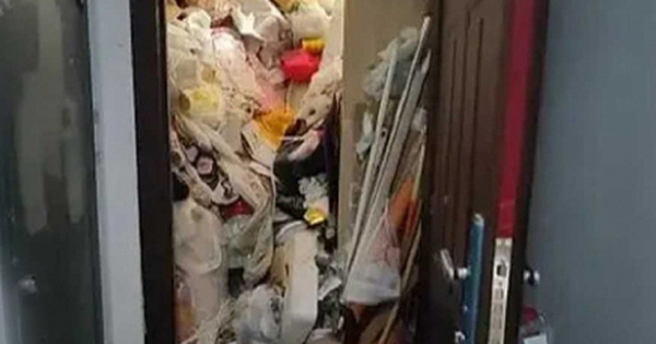 Rác đổ như thác khi cửa mở nhà bà lão, chính quyền cử 40 người tới dọn 2 ngày