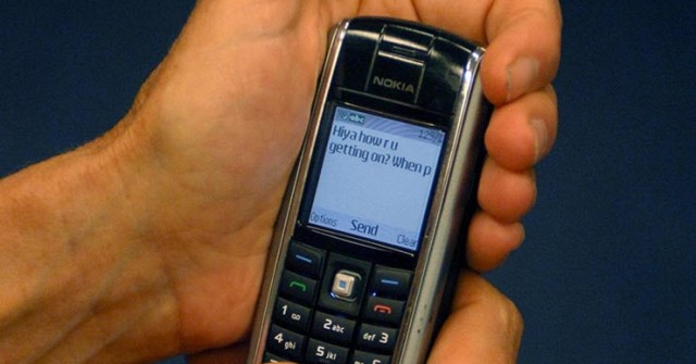 Tin nhắn SMS đầu tiên trên thế giới có nội dung gì và được gửi đi khi nào?