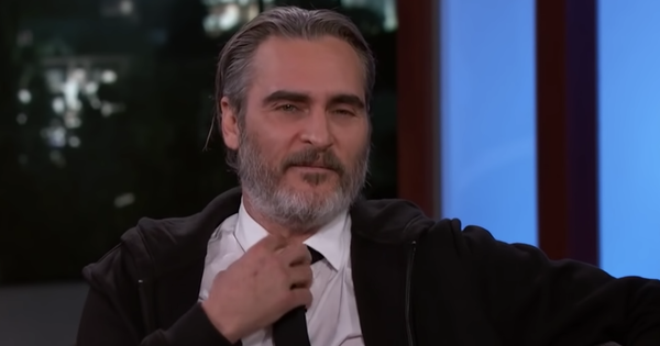 Đến Joaquin Phoenix cũng dính cảnh JOKER vận vào đời: Bị MC đình đám móc mỉa ngay talkshow, công chúng đồng loạt phẫn nộ