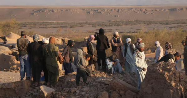 Động đất ở Afghanistan: Chạy đua với thời gian tìm kiếm người mất tích