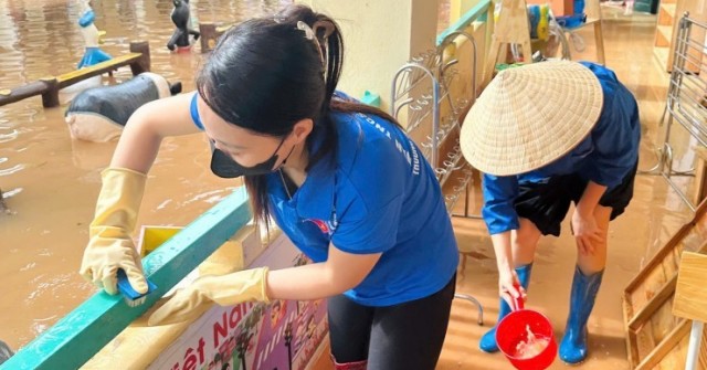 Tuổi trẻ Bắc Ninh lội bùn hỗ trợ người dân trong bão lũ