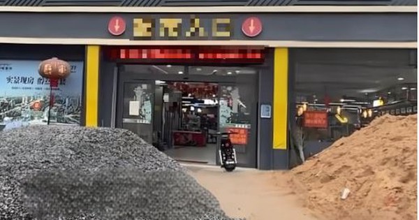Thấy siêu thị đông khách, chủ mặt bằng tăng giá tiền thuê từ 629 triệu lên 1,6 tỷ đồng/năm, bị từ chối thì đổ đá, cát chặn trước cửa: “Không đồng ý tôi lại đổ thêm”