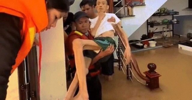 2 tiếng nghẹt thở cứu ông lão 70 tuổi bị liệt khỏi vùng ngập Thái Nguyên