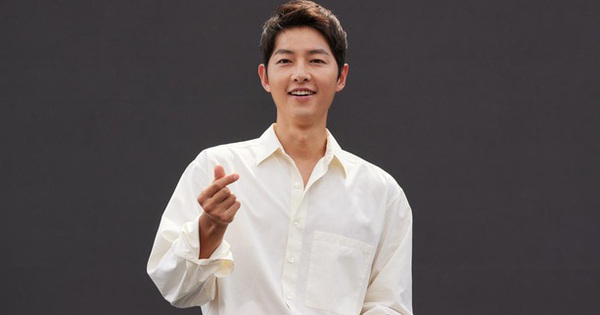 Song Joong Ki họp báo buổi chiều, người hâm mộ chờ từ 6 giờ sáng